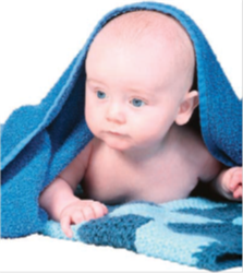 Image d'un bb - L'image montre un bb couvert d'une serviette bleue
