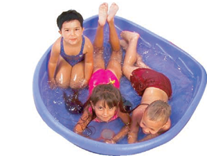 Trois enfants dans une petite piscine  -Image de trois enfants dans une petite piscine remplie d'eau 