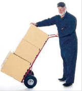 Title: Un homme utilise un chariot  - Description: Illustration d'un homme utilisant un chariot pour transporter plusieurs botes  la fois.