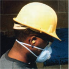 Title: Un employ portant un quipement de scurit - Description: Un employ porte un casque jaune de scurit sur la tte et un masque anti-poussire 