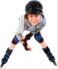 Une personne faisant du patin à roulettes  - Image d'une personne faisant du patin à roulettes. Elle porte un casque. 