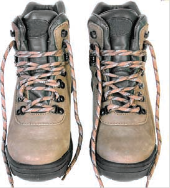 Une paire de chaussures de randonne  - Image d'une paire de chaussures de randonne 